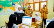 Gubernur Khofifah meninjau SMAN 6 Surabaya memastikan kesiapan listrik dan internet untuk pelaksanaan Tes Kompetensi Akademik (TKA) di Jawa Timur.
