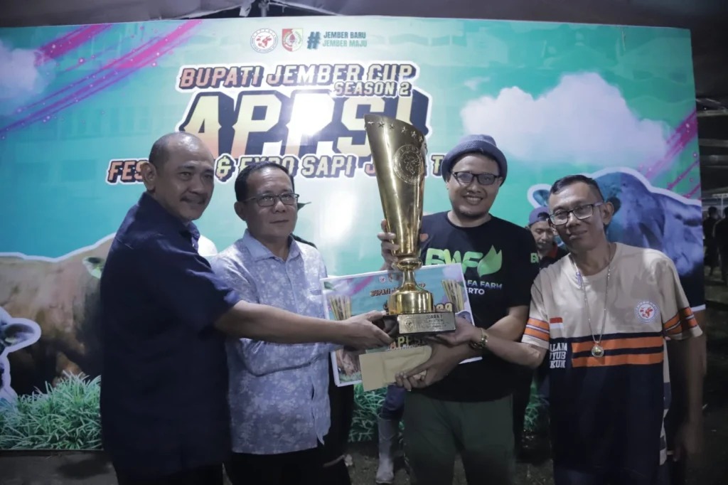 Gelaran Festival Sapi Jember mencetak sejarah baru setelah sapi Sapu Jagat milik Faisal dari Mojokerto berhasil memecahkan rekor nasional