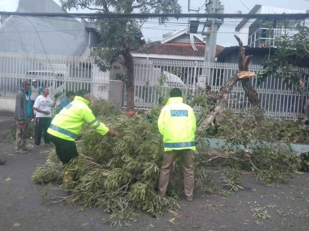 Angin puting beliung kembali melanda wilayah Kabupaten Malang. Kali ini menerjang Dusun Krajan dan Dusun Semanding, Desa Sumbersekar, Kecamatan Dau, pada Minggu (2/11/2025) sore