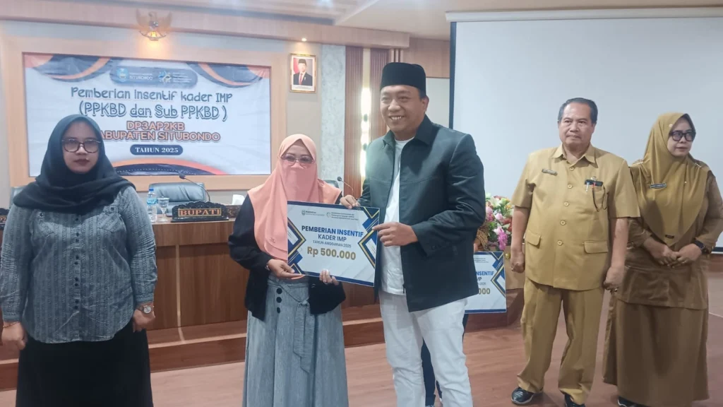 Pemerintah Kabupaten Situbondo memberikan insentif kepada 1.006 kader IMP/PPKBD dan Sub PPKBD tahun anggaran 2025.