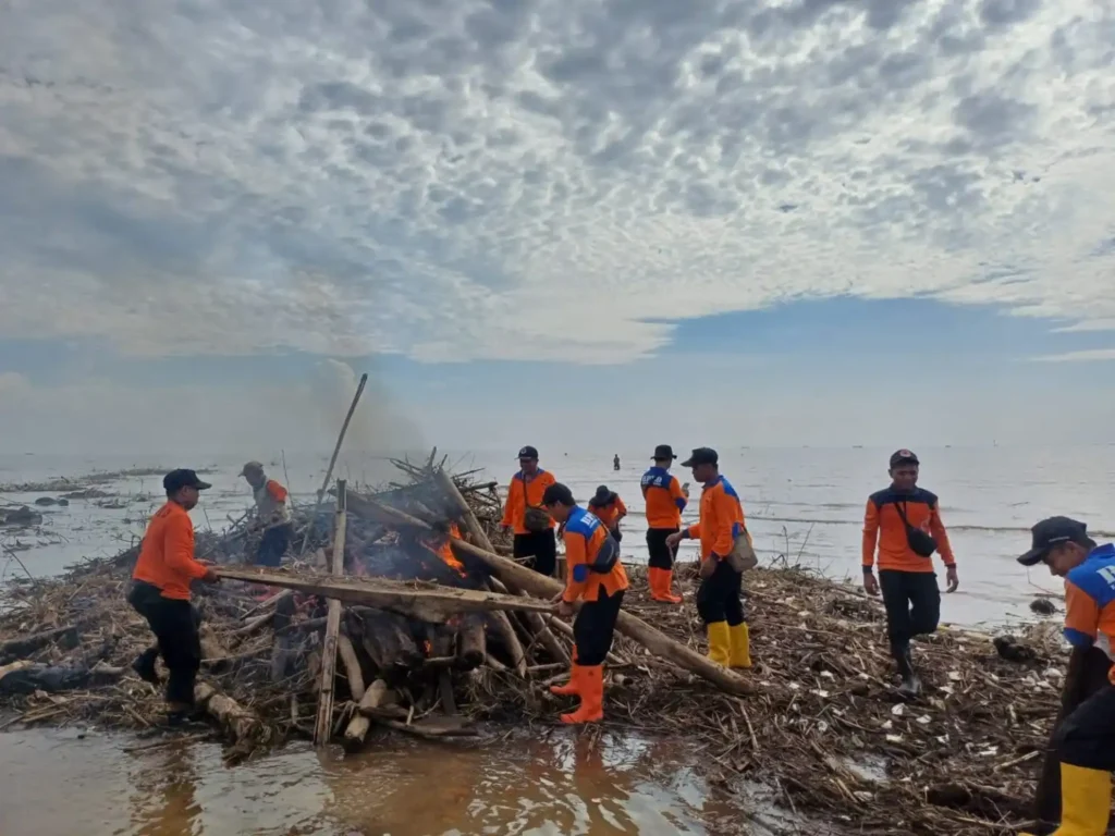 BPBD bersatu melaksanakan kegiatan kerja bakti di Pantai Desa Tambakrejo, Kecamatan Tongas, pada Senin (3/11/2025).