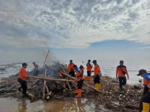BPBD Bersatu Bersihkan Muara Sungai Tambakrejo