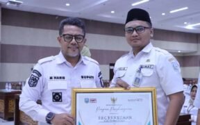 Pemkab Probolinggo Dorong Percepatan Realisasi Anggaran, Gus Haris Serahkan Penghargaan untuk OPD Berprestasi