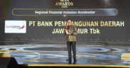 Prestasi di penghujung 2025, Bank Jatim dianugerahi penghargaan Regional Financial Inclusion Accelerator dari CNN Indonesia Awards 2025