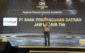Prestasi di penghujung 2025, Bank Jatim dianugerahi penghargaan Regional Financial Inclusion Accelerator dari CNN Indonesia Awards 2025