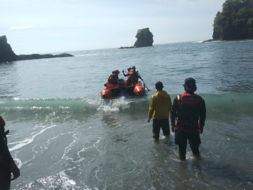 Tim SAR Gabungan terus upayakan pencarian 2 warga yang hilang di Sungai Glidik, Desa Lebakharjo, Kecamatan Ampelgading, Kabupaten Malang