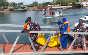 Warga pesisir Kabupaten Probolinggo dikejutkan dengan penemuan sesosok mayat laki-laki yang mengapung di perairan Dringu