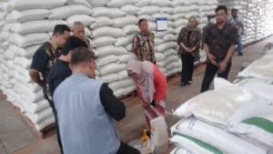 Pastikan Kualitas, DKPPP Kota Probolinggo Cek Beras Sebelum Disalurkan