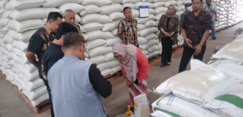 DKPPP Cek Kualitas Beras Bantuan di Probolinggo