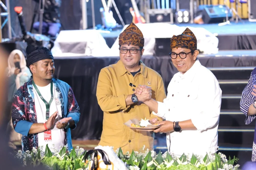 Wali Kota Batu, Nurochman dan Menteri Pariwisata dan Ekonomi Kreatif RI, Teuku Riefky Harsya saat  Opening Ceremony Indonesia Creative Cities Festival (ICCF) 2025