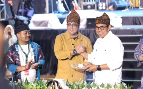 Wali Kota Batu, Nurochman dan Menteri Pariwisata dan Ekonomi Kreatif RI, Teuku Riefky Harsya saat  Opening Ceremony Indonesia Creative Cities Festival (ICCF) 2025