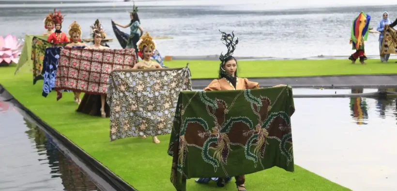 Nuansa seni, budaya, dan keindahan alam berpadu sempurna dalam grand opening The Seven Lakes Festival 2025, Di Danau Ranu Segaran, Probolinggo