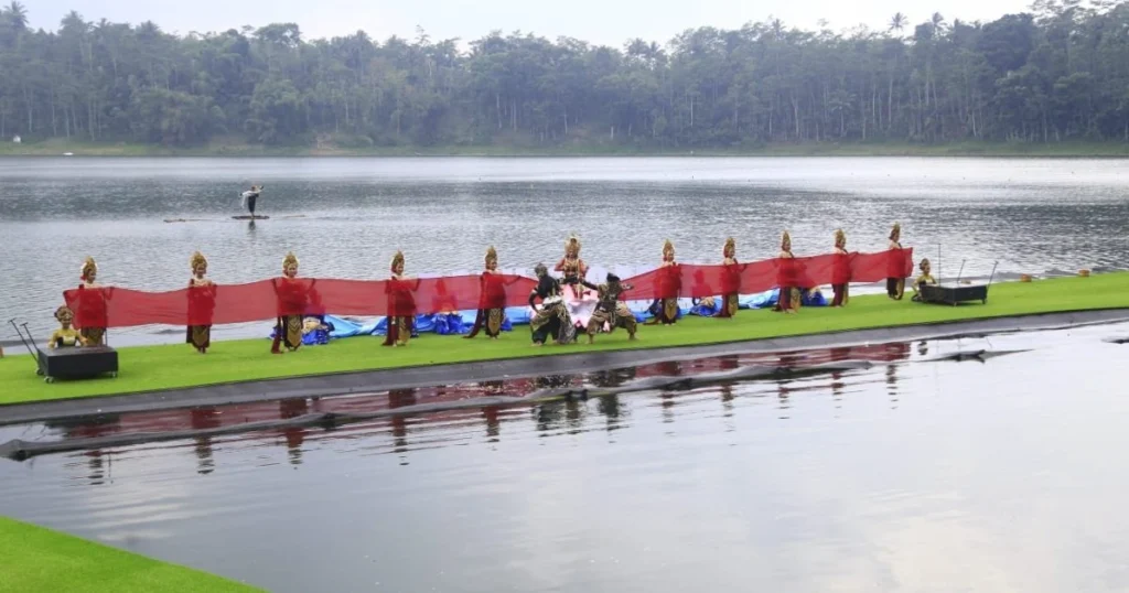 Pesona Mistis Dewi Rengganis di The Seven Lakes Festival 2025