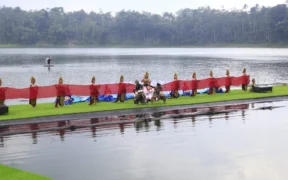 penampilan anggun dari Dewi Rengganis dan panggung megah danau Ranu Segaran membuka The Seven Lakes Festival 2025.