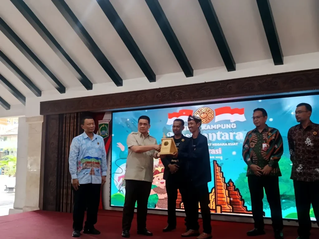 Deklarasi Kampung Nusantara di Malang menegaskan gerakan moral membangun bangsa dari kampung, dorong sinergi pesantren, masyarakat, dan pemerintah demi kemandirian Indonesia.