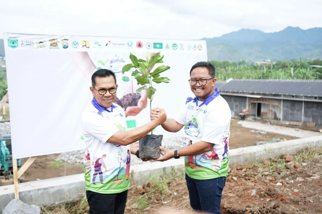 . Bersama Pemerintah Kota Batu, Pertamina turut berpartisipasi dalam penanaman 1.000 pohon di Hulu Sungai Brantas, Ahad (9/11/2025), melalui program “A Thousand Trees for Brantas.”