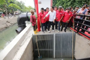 Sampah – Sampah Besar Ancam Drainase Kota Surabaya