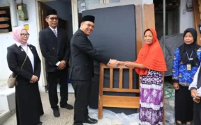 Wali Kota Probolinggo dr. Aminuddin memberikan Bantuan Sosial (Bansos) untuk Lanjut Usia (Lansia) di Kelurahan Kebonsari Kulon