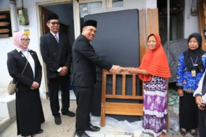 Wali Kota Probolinggo Salurkan Bansos untuk Lansia Kebonsari Kulon