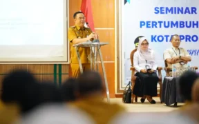 Seminar Outlook Pertumbuhan Ekonomi Kota Probolinggo Tahun 2025 yang diselenggarakan oleh Badan Perencanaan Pembangunan, Riset dan Inovasi Daerah (Baperida) di Puri Manggala Bhakti, Selasa (11/11/2025