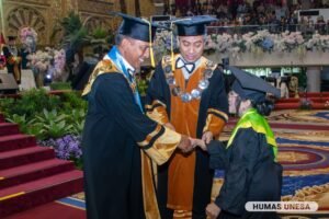Diapresiasi Cak Hasan, Kakak Beradik Disabilitas Wisuda Bersamaan di Unesa