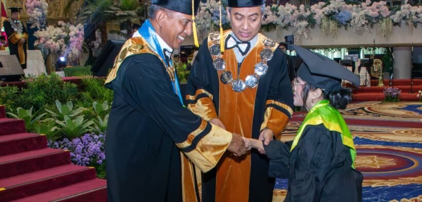 Savira dan Fajar, Kakak Beradik Disabilitas yang Ukir Sejarah Wisuda Bersama di Unesa