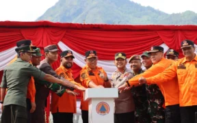 Polres Batu menyiagakan Pamapta untuk menghadapi ancaman bencana hidrometeorologi di musim hujan. Kapolres AKBP Andi Yudha Pranata menegaskan Pamapta siap bertugas bersama BPBD, TNI-Polri, dan relawan guna menjaga keselamatan warga Kota Batu.