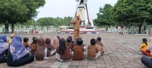 Dinsos dan LVRI Ajak Ratusan Anak TK Ikut Ziarah di TMP Jombang
