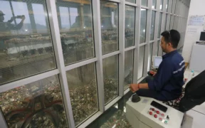 DLH Surabaya menggandeng lembaga terakreditasi dan perguruan tinggi untuk menguji potensi adanya mikroplastik dalam air hujan