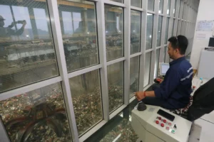 DLH Surabaya Uji Kandungan Mikroplastik pada Air Hujan