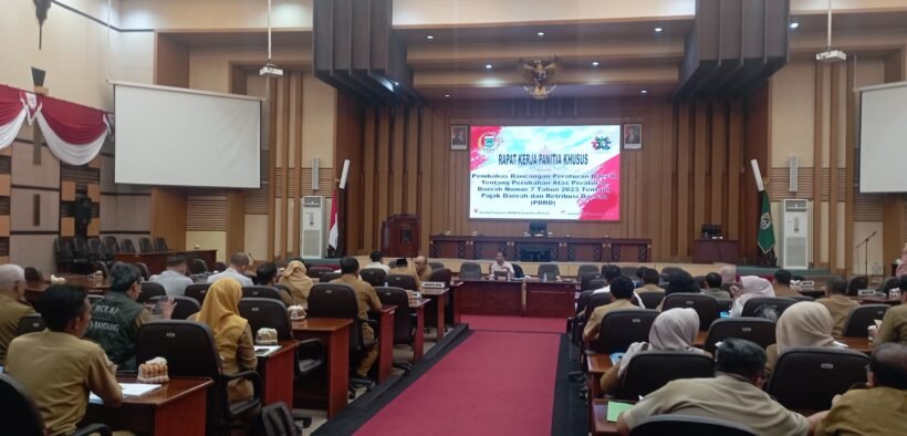 Ambang batas omzet kena pajak bagi pelaku usaha makanan dan minuman di Kabupaten Malang resmi dinaikkan dari Rp 3 juta menjadi Rp 6 juta