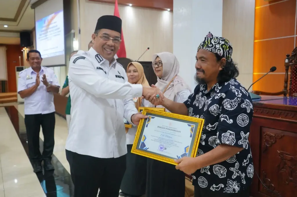 Penghargaan Inovator Probolinggo 2025 apresiasi perangkat daerah & masyarakat atas terobosan layanan publik yang berdampak nyata bagi kota.