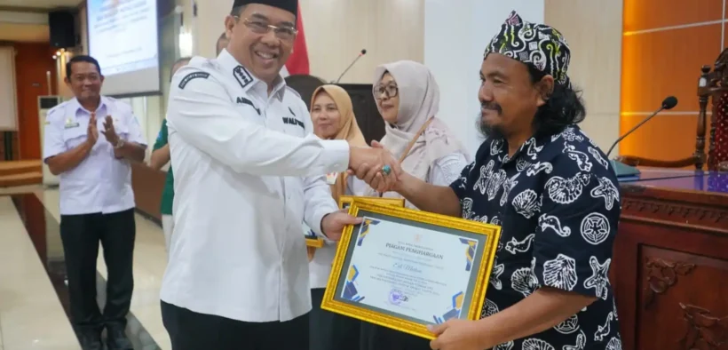 Penghargaan Inovator Probolinggo 2025 apresiasi perangkat daerah & masyarakat atas terobosan layanan publik yang berdampak nyata bagi kota.