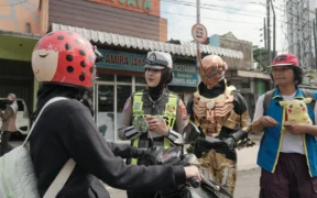 Polisi di Malang melakukan sosialisasi Operasi Zebra Semeru 2025 dengan kostum atau Cosplay super hero, Tegakkan Hukum Dengan Cara Have fun