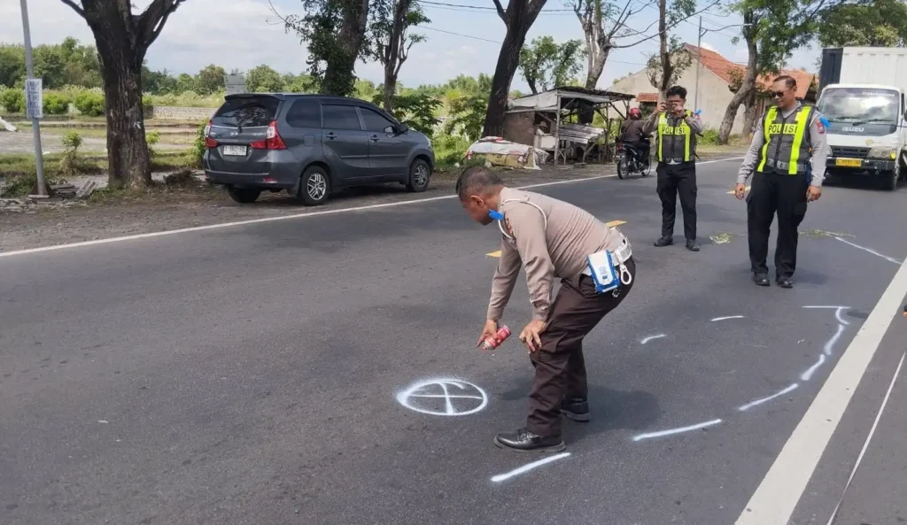 Petugas Satlantas Polres Probolinggo melakukan olah TKP kecelakaan dua motor yang adu banteng di Jalur Pantura Dringu.