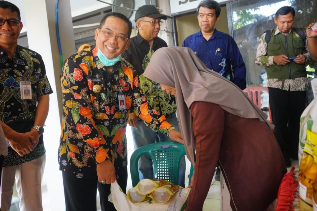 Distribusi bantuan pangan di Kota Probolinggo resmi dimulai. Wali Kota cek proses penyaluran 20 kg beras dan 4 liter minyak untuk warga