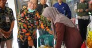 Distribusi bantuan pangan di Kota Probolinggo resmi dimulai. Wali Kota cek proses penyaluran 20 kg beras dan 4 liter minyak untuk warga
