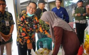 Distribusi bantuan pangan di Kota Probolinggo resmi dimulai. Wali Kota cek proses penyaluran 20 kg beras dan 4 liter minyak untuk warga
