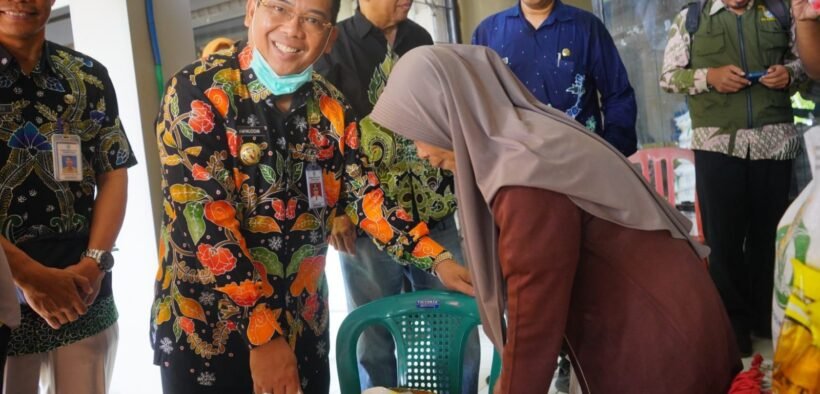 Distribusi bantuan pangan di Kota Probolinggo resmi dimulai. Wali Kota cek proses penyaluran 20 kg beras dan 4 liter minyak untuk warga