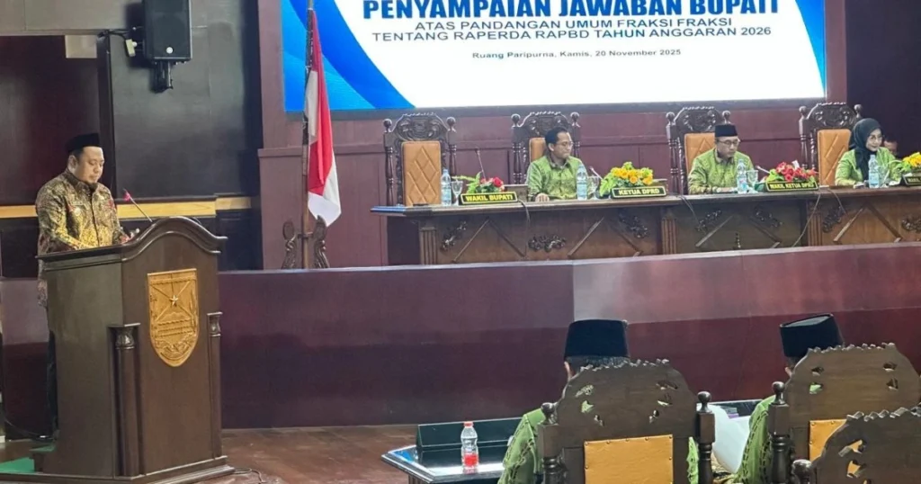Wabup Fahmi menyampaikan jawaban eksekutif atas PU fraksi DPRD Probolinggo mengenai Raperda APBD 2026 dalam rapat paripurna.