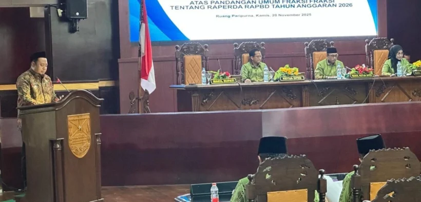 Wabup Fahmi menyampaikan jawaban eksekutif atas PU fraksi DPRD Probolinggo mengenai Raperda APBD 2026 dalam rapat paripurna.