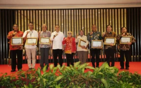 Wali Kota Surabaya, Eri Cahyadi, langsung “menyentil” fasilitas kesehatan yang masih suka membeda-bedakan warga