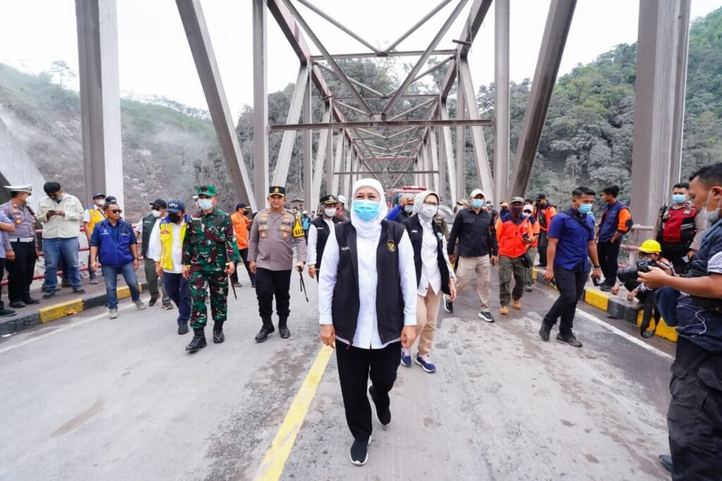Gubernur Jawa Timur, Khofifah langsung menuju Kabupaten Lumajang untuk memimpin penanganan dampak Awan Panas Guguran (APG) Gunung Api Semeru