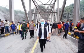 Gubernur Jawa Timur, Khofifah langsung menuju Kabupaten Lumajang untuk memimpin penanganan dampak Awan Panas Guguran (APG) Gunung Api Semeru