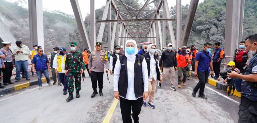 Gubernur Jawa Timur, Khofifah langsung menuju Kabupaten Lumajang untuk memimpin penanganan dampak Awan Panas Guguran (APG) Gunung Api Semeru