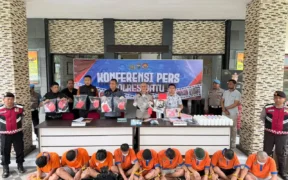 Polres Batu mengungkap lima kasus narkoba dan menangkap 6 pengedar dari jaringan berbeda. Polisi menyita 227 gram sabu dan 54 ribu pil koplo