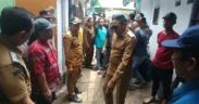 Wali Kota Malang Wahyu Hidayat meninjau lokasi ambrolnya trotoar Jembatan Embong Brantas di Jalan Gatot Subroto, Senin (24/11/2025).