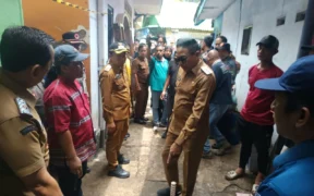 Wali Kota Malang Wahyu Hidayat meninjau lokasi ambrolnya trotoar Jembatan Embong Brantas di Jalan Gatot Subroto, Senin (24/11/2025).