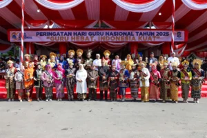 Mendikdasmen Pimpin Upacara Hari Guru Nasional 2025 di Surabaya
