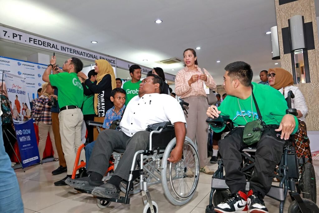 Job fair disabilitas pertama di Surabaya menyediakan 285 peluang kerja. Pemkot Surabaya dorong dunia kerja lebih ramah dan inklusif bagi difabel.
